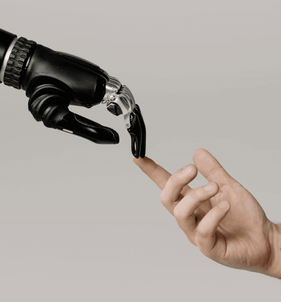 Cybernetyczna dłoń robota łącząca się z ludzkim palcem, przedstawiająca integrację automatyzacji i technologii w biznesie online.